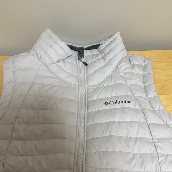Columbia Women's Light Gray Quilted Vest never worn, pricetag removed - Picture 2 of 5